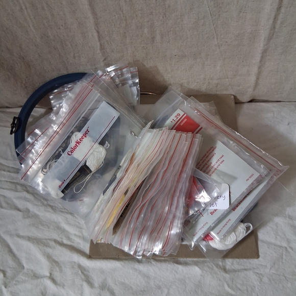 Bucilla Kitty Sampler Christmas Kit With Large Embrodiery Lot - Picture 4 of 5